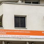 Banner auf Hausfassade montiert