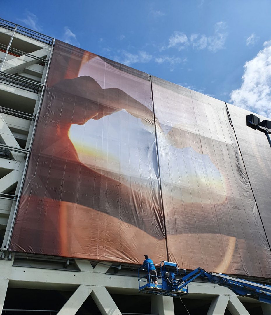 Bannermontage auf Fassade