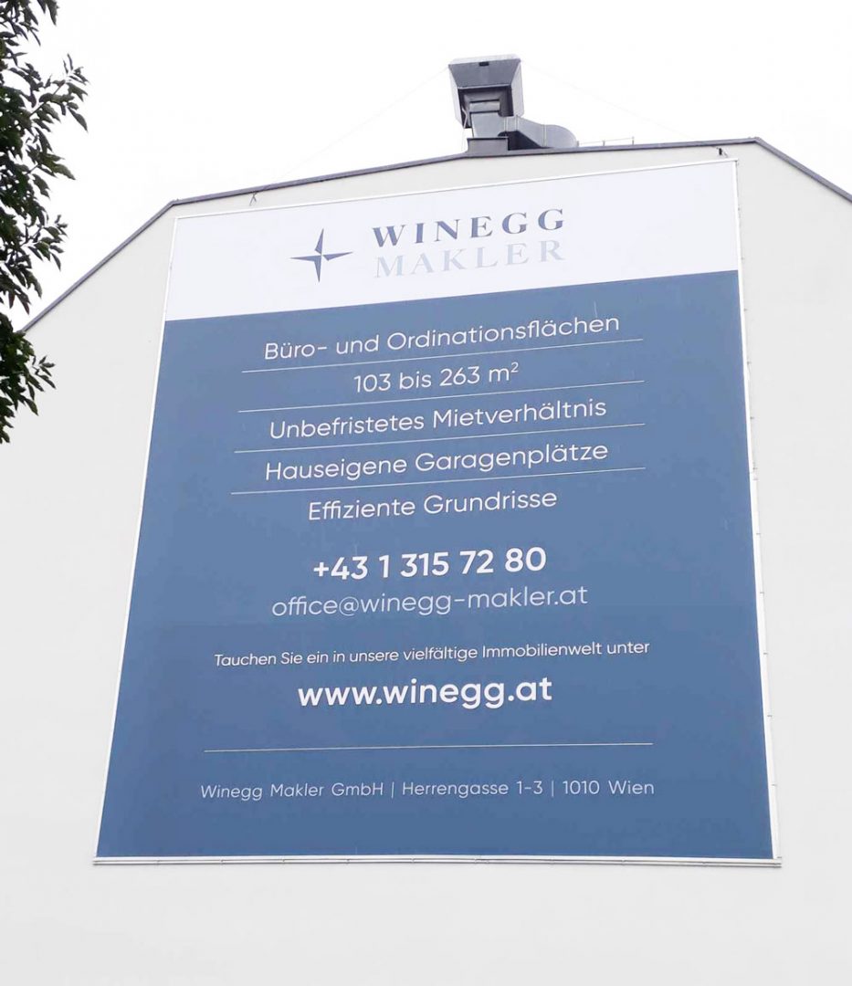 PVC Banner montiert mit Kederschiene auf Fassade